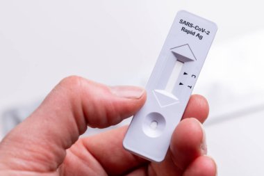 Sars Cov 2 hızlı antijen test burun kiti. Kendi kendini test. Evde test edin. Corona, Covid 19. El ele tutuşma testi.