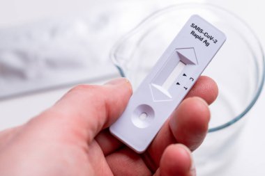 Sars Cov 2 hızlı antijen test burun kiti. Kendi kendini test. Evde test edin. Corona, Covid 19. El ele tutuşma testi.