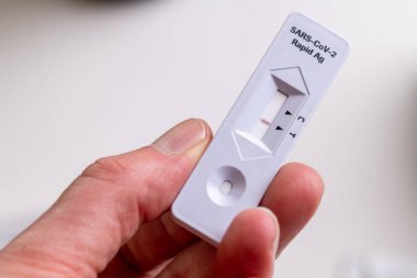 Sars Cov 2 hızlı antijen test burun kiti. Kendi kendini test. Evde test edin. Corona, Covid 19. El ele tutuşma testi. negatif test.