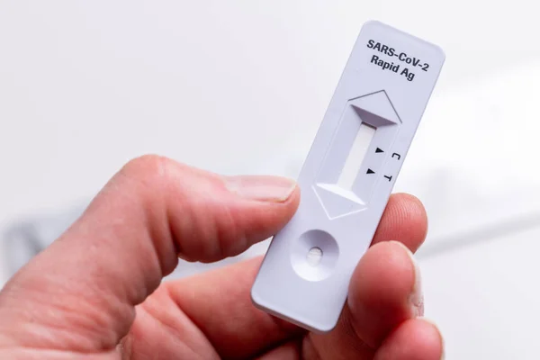 Sars Cov 2 hızlı antijen test burun kiti. Kendi kendini test. Evde test edin. Corona, Covid 19. El ele tutuşma testi.