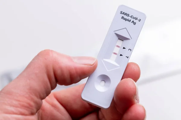 Sars Cov 2 hızlı antijen test burun kiti. Kendi kendini test. Evde test edin. Corona, Covid 19. El ele tutuşma testi. Pozitif test.