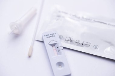 Sars Cov 2 hızlı antijen test burun kiti. Kendi kendini test. Evde test edin. Corona, Covid 19
