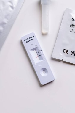 Sars Cov 2 hızlı antijen test burun kiti. Kendi kendini test. Evde test edin. Corona, Covid 19. Negatif test.