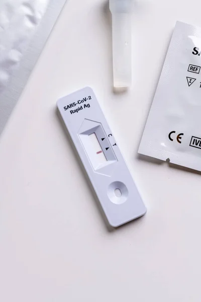 Sars Cov 2 hızlı antijen test burun kiti. Kendi kendini test. Evde test edin. Corona, Covid 19. Negatif test.