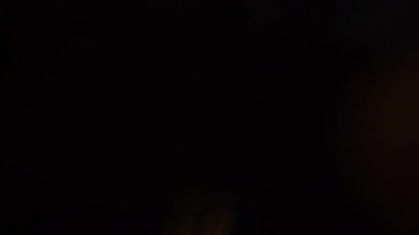 Magnezyum yangın başlatıcıyla ateş yakmak. Hayatta kalma aracı kamp ateşi yakıyor. Yavaş çekim 50 fp. Kıvılcım. 4K çözünürlüğü