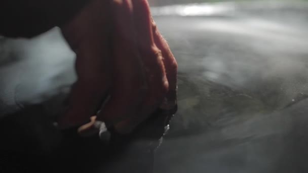 指で水の表面に触れる手。煙が水の上を流れている。スローモーション180 fpsの撮影。神話だ。四つの要素 — ストック動画