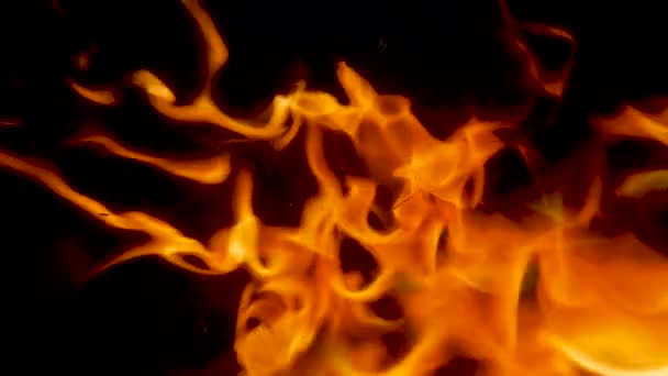 Vuur van onderen. Vurige vlammen in slow-motion 180 fps. Oppervlakte van het water brandende benzine. Vlammen gecentreerd. — Stockvideo