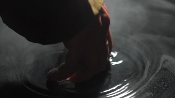Χέρι με δάχτυλα που αγγίζουν την επιφάνεια του νερού. Καπνός ρέει πάνω από το νερό. Αργή κίνηση 180 fps πυροβόλησε. Μυθικό. Τα τέσσερα στοιχεία — Αρχείο Βίντεο