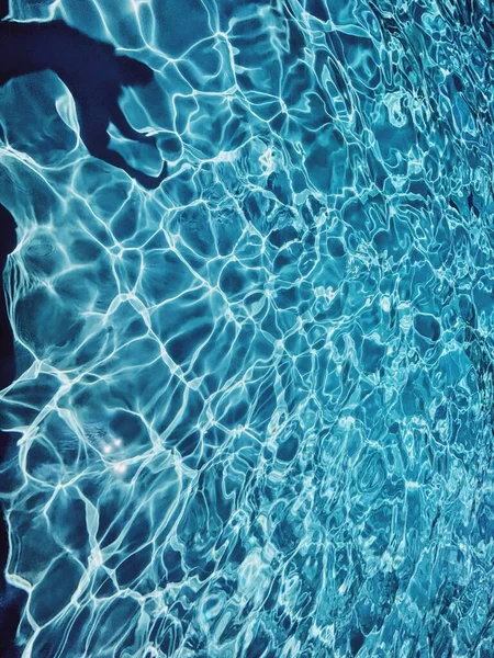 蓝色游泳池水 表面为绿松石色 高质量的照片 — 图库照片
