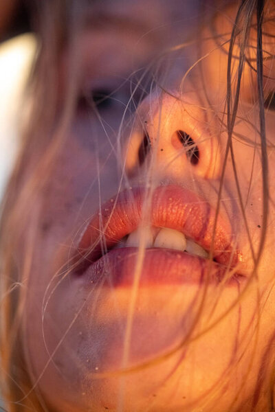 Страстный макро крупным планом аф женщины рот с красными губами и мокрое лицо.