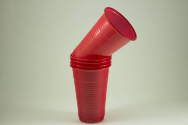 Bir yığın kırmızı plastik bardak.