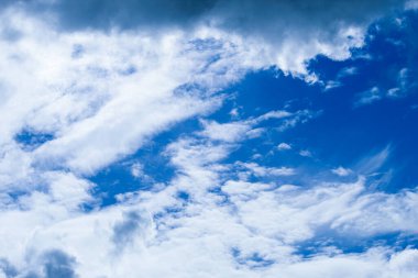 Güzel sonbahar bulutlu gökyüzü. Yumuşak bulutlar