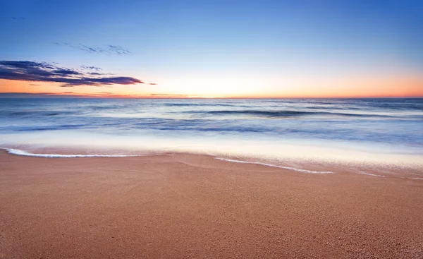 Pôr-do-sol da paisagem marinha de longa exposição . — Fotografia de Stock