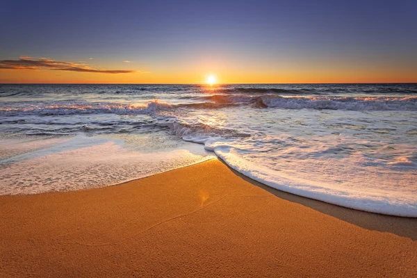 Briljante oceaan strand zonsopgang. — Stockfoto