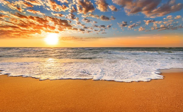 Kleurrijke oceaan strand zonsopgang. — Stockfoto