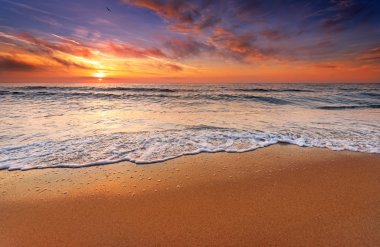 Denizin üzerinde güzel bulutlar, güneşin doğuşu..