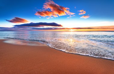 Ufukta güzel bir gün doğumu.