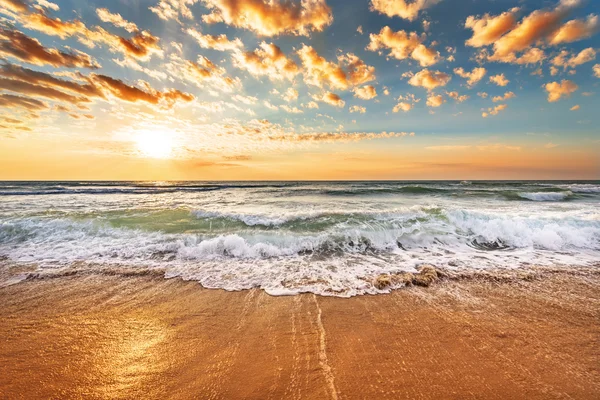 Brillante oceano spiaggia alba . — Foto Stock