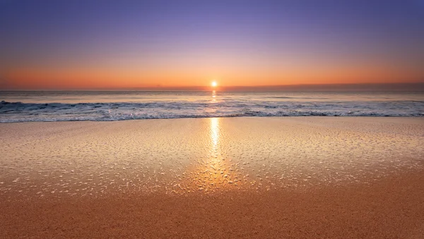 Prachtige tropische zonsopgang op het strand. — Stockfoto