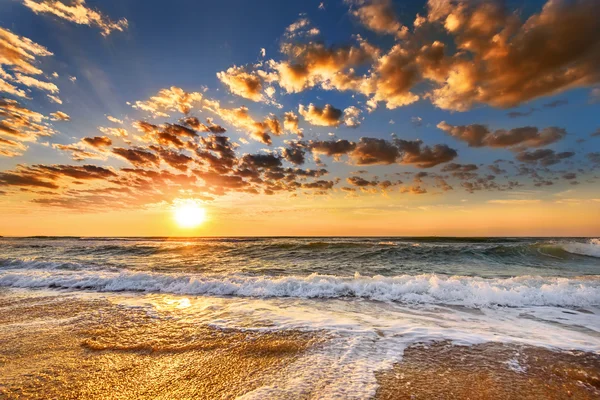 Arancione tramonto mistico sul mare . — Foto Stock