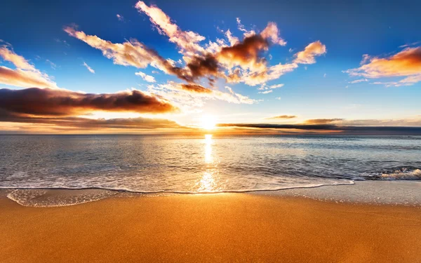 Hermoso amanecer tropical en la playa. — Foto de Stock