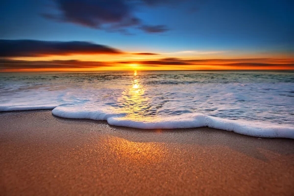 Luz del amanecer brillando en las olas del océano. —  Fotos de Stock