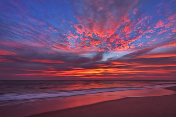 Облачность над морем, снимок восхода солнца, долгая экспозиция
.