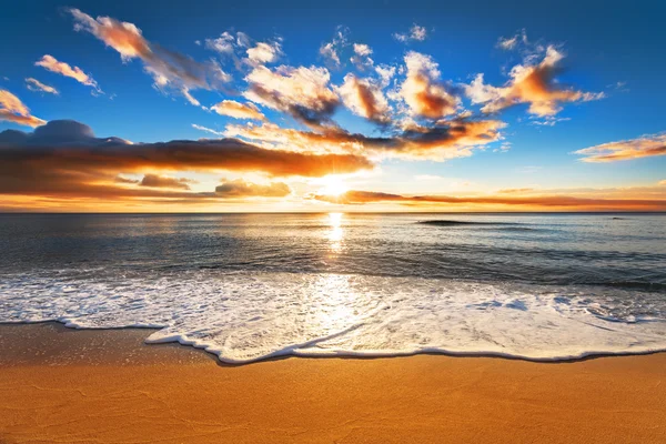 Bella alba tropicale sulla spiaggia. — Foto Stock