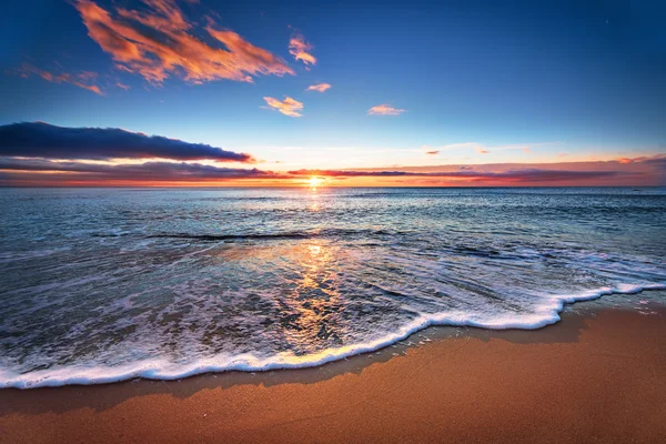 Puesta de sol. Hermosa puesta de sol en el mar negro. Puesta de sol del mar de oro . — Foto de Stock