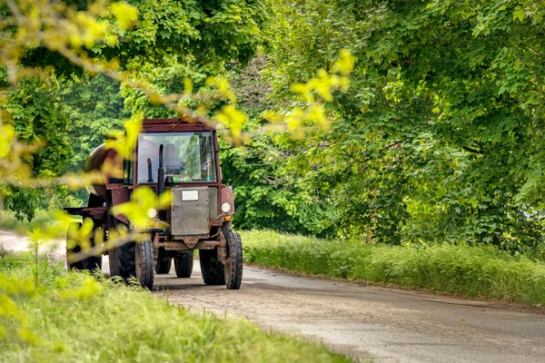 Çiftçi sürücüler traktör yolu üzerinde!