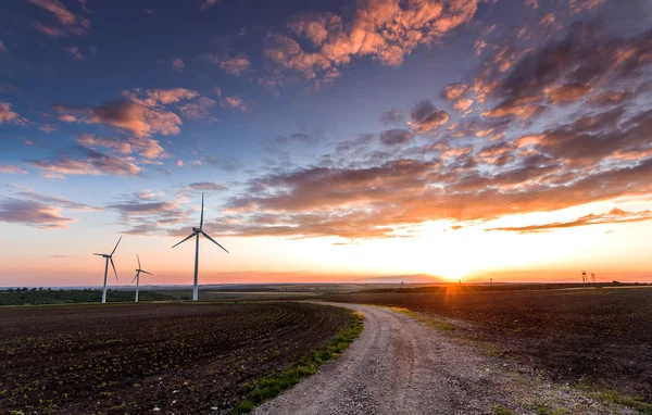 Turbinas eólicas con línea eléctrica al atardecer ! —  Fotos de Stock