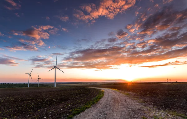 Turbinas eólicas con línea eléctrica al atardecer ! —  Fotos de Stock