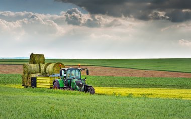 Varna, Bulgaristan - 23 Mayıs 2016: Traktör Fendt 724 Vario. Fendt