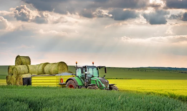 Varna, Bulgarien - 23 maj 2016: Traktor Fendt 724 Vario. Fendt — Stockfoto