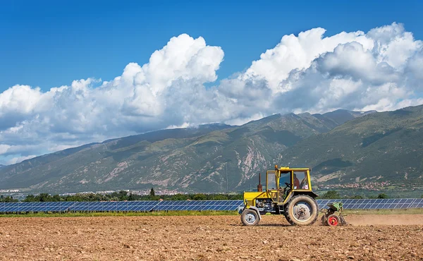 A traktor a területen dolgozó. A vetés ideje. — Stock Fotó