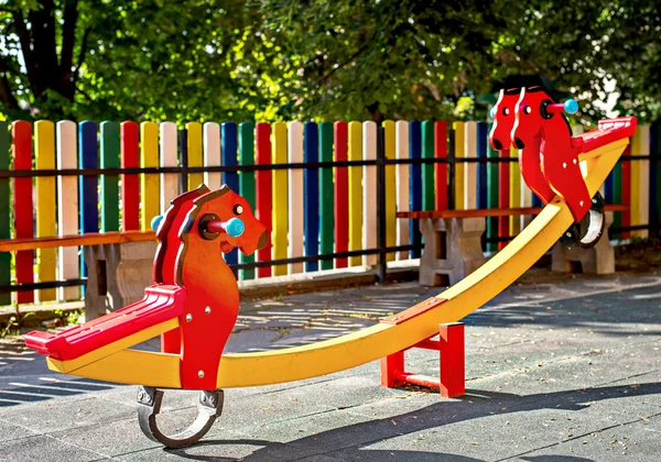 Färgglada lekplats i parken. — Stockfoto