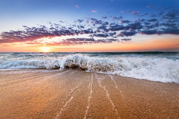 Hermoso amanecer sobre el horizonte. — Foto de Stock