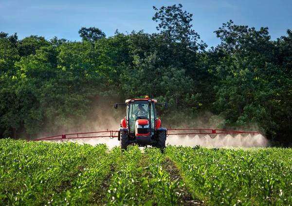 Tractor rojo y cielo azul . — Foto de Stock