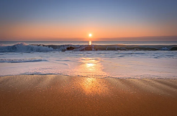 Prachtige zonsopgang aan de horizon. — Stockfoto