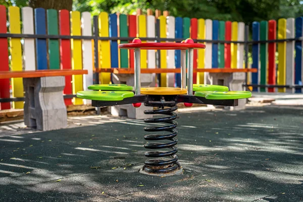公園内の近代的な子供の遊び場. — ストック写真