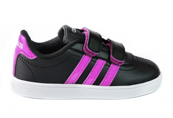 Warna, Bułgaria - 20 lipca 2016: buty Adidas. Na białym tle. Zdjęcia produktów. Adidas jest niemiecki międzynarodowej korporacji, która projektuje i produkuje sportowe buty, odzież i akcesoria — Zdjęcie stockowe