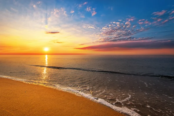 Briljante oceaan strand zonsopgang. — Stockfoto