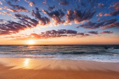 Manzaralı dalga d tarafından dövülerek bir Atlantik Okyanusu Beach