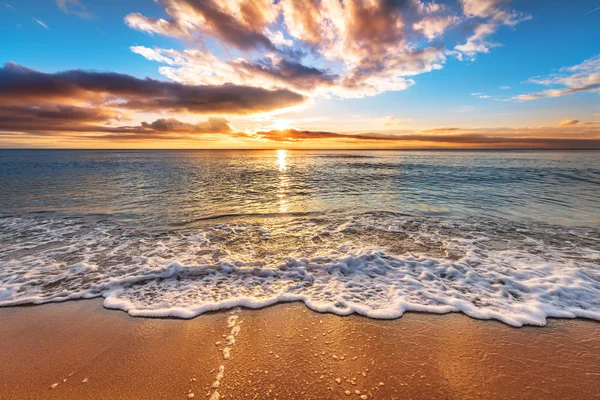 Kleurrijke oceaan strand zonsopgang. — Stockfoto