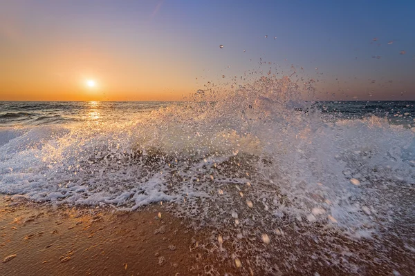 Ruwe gekleurde ocean wave op zonsondergang tijd breken — Stockfoto