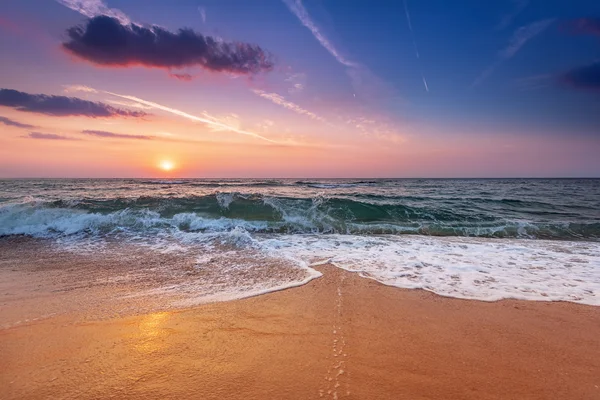 Zonsopgang licht schijnt op oceaan golven. — Stockfoto