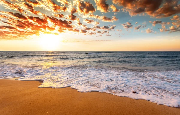 美丽的日出是热带海滩上空. — 图库照片