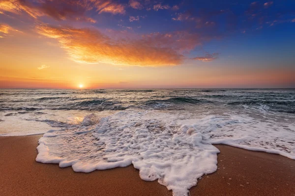 Bella alba tropicale sulla spiaggia. — Foto Stock
