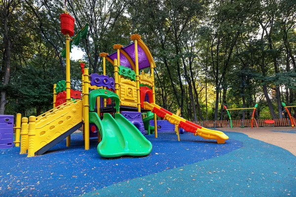 Aire de jeux brillante dans la forêt . — Photo