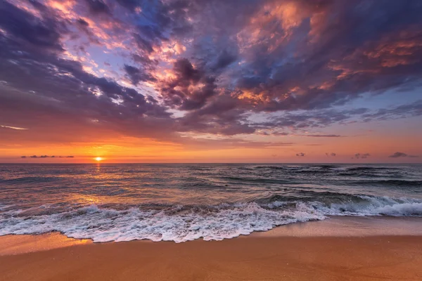Hermoso amanecer tropical en la playa. — Foto de Stock